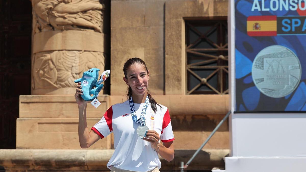 Sandra Alonso luce su medalla de plata en los Juegos Mediterráneos.