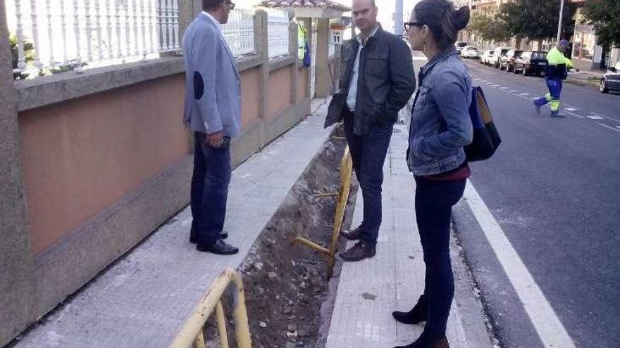 Castro, Juncal y Carballo, durante la visita.