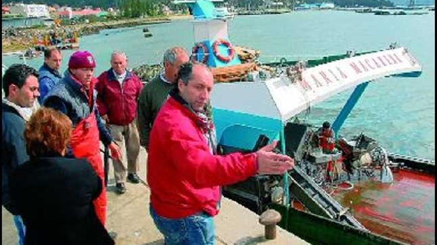 El bateeiro &quot;María Macarena&quot; fue el que sufrió los mayores daños en el puerto de Domaio. / gonzalo nÚñez