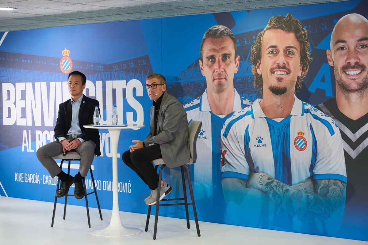 Fran Garagarza, director deportivo, y Mao Ye, CEO, durante la presentación de Carlos Romero, Kike Garcia y Marko Dmitrović