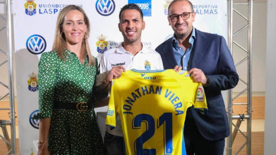 Magüi Melián, directora gerente de Domingo Alonso, junto a Jonathan Viera y al director deportivo Rocco Maiorino.