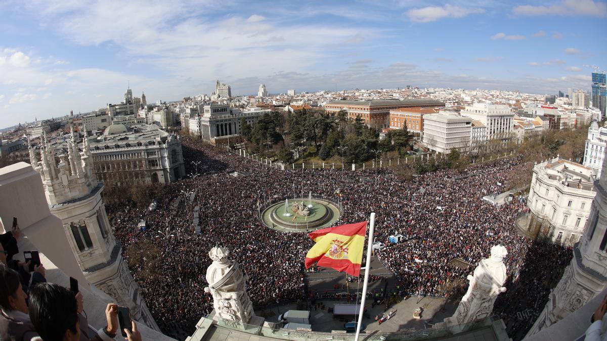 Vista general de la manifestación en defensa de la sanidad pública, este domingo en la Plaza de Cibeles en Madrid