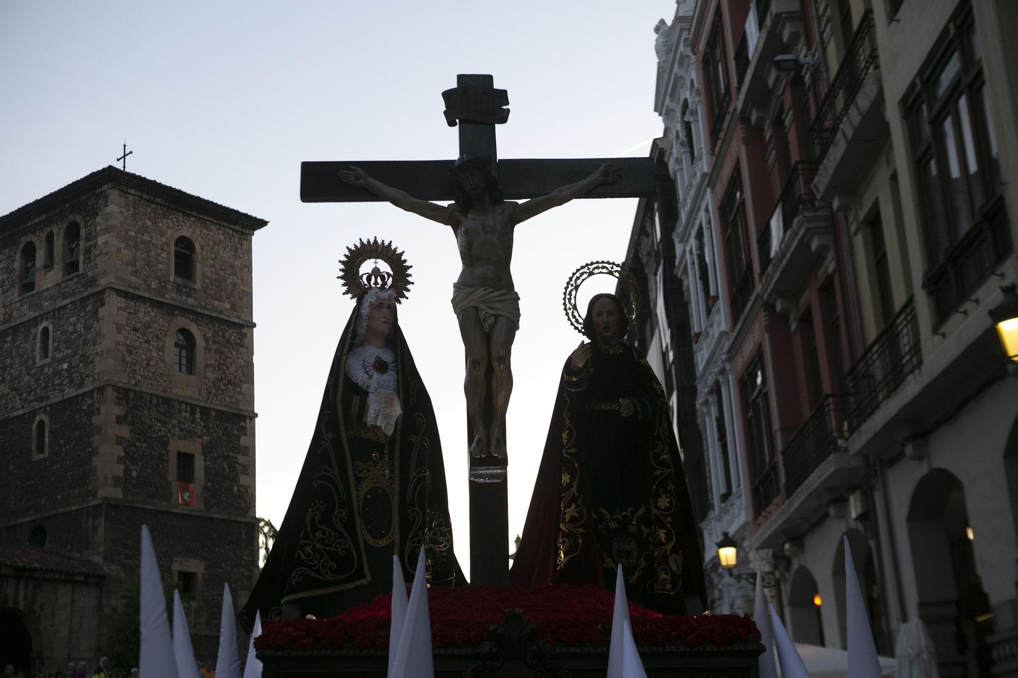 Jueves Santo en Avilés: Procesión del Silencio con los "sanjuaninos"