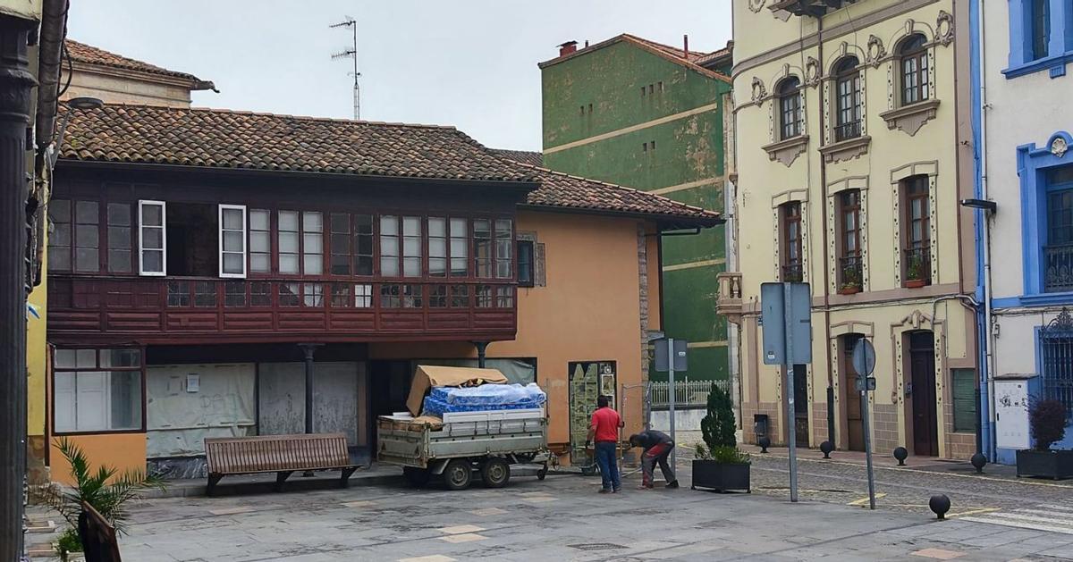 Labores de retirada de los últimos enseres del inmueble antes de iniciar la obra. | P. T.