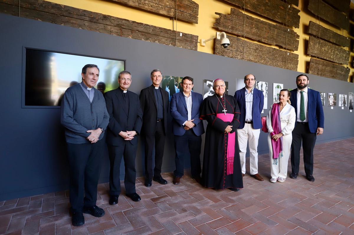 Asistentes a la inauguración de la muestra.