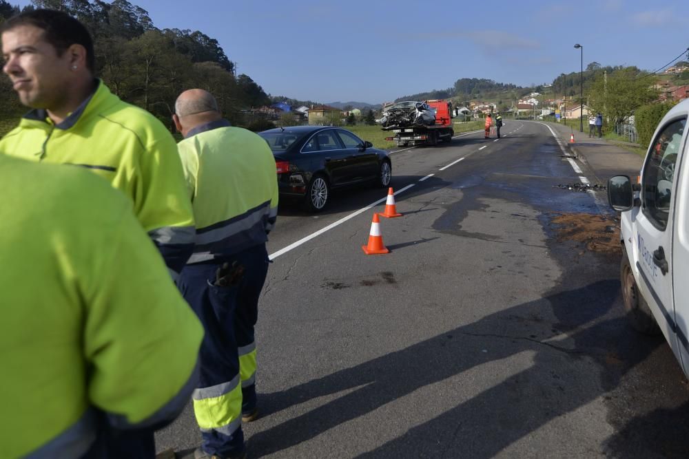 Muere un joven y otro resulta herido en un choque frontal en Piedras Blancas