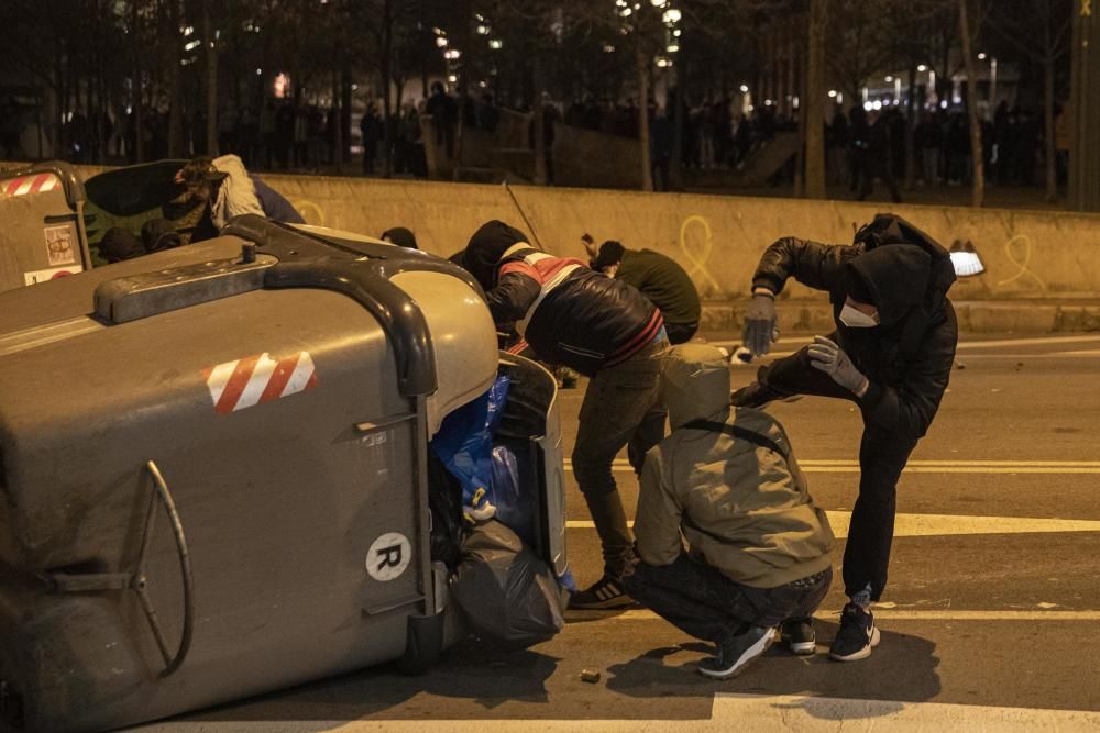 Grups incontrolats provoquen destrosses a Girona