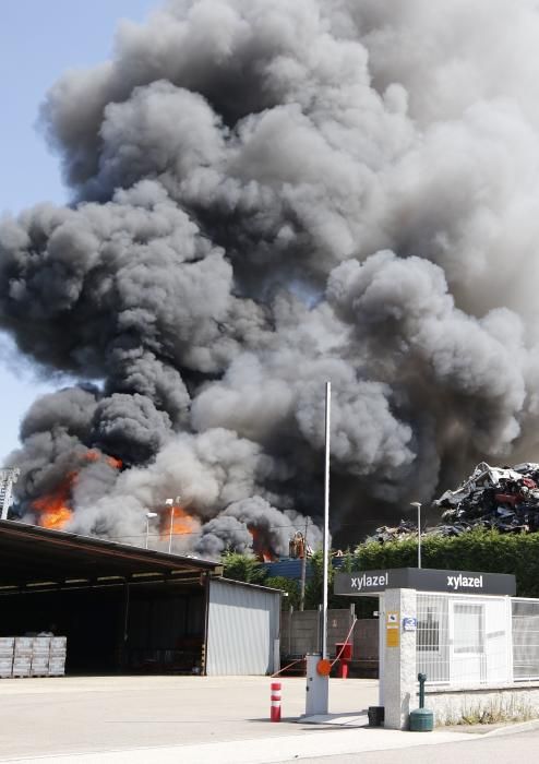 El fuego se ha registrado en una nave dedicada al reciclaje de residuos