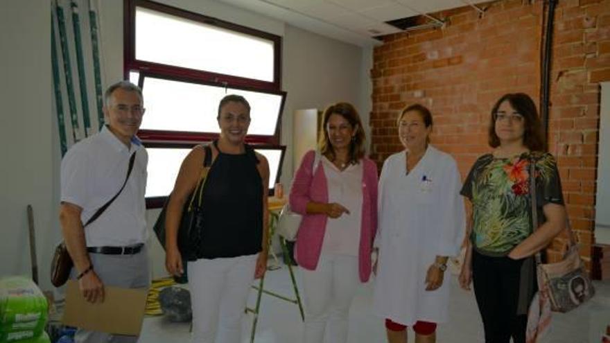 Los representantes del Consell y el ayuntamiento, durante la visita.