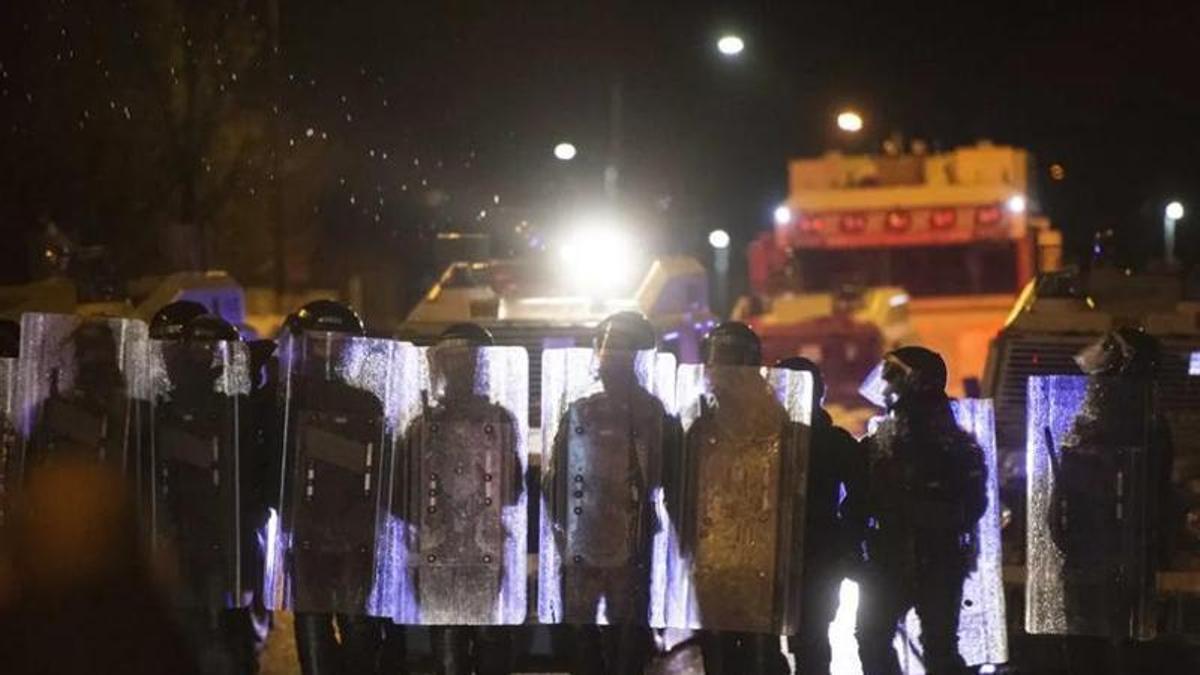 Forces de seguretat durant els episodis de violència als carrers de Belfast