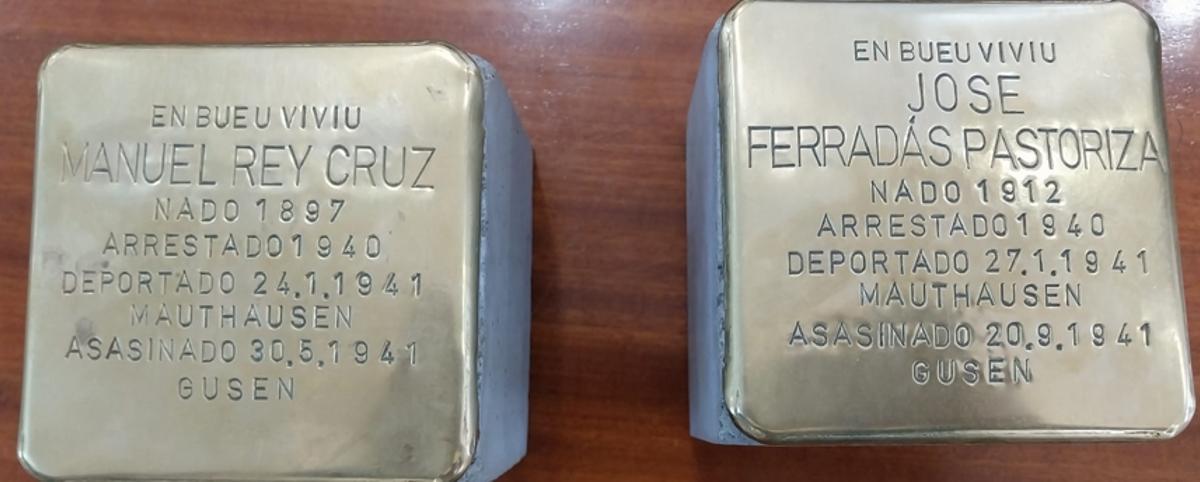 Los «stolpersteine» con los nombres de Manuel Rey Cruz y José Ferradás Pastoriza, fallecidos en 1941.