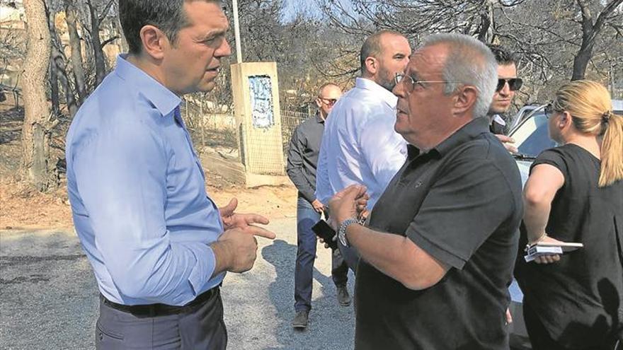 Tsipras visita la zona quemada en Grecia entre duras críticas