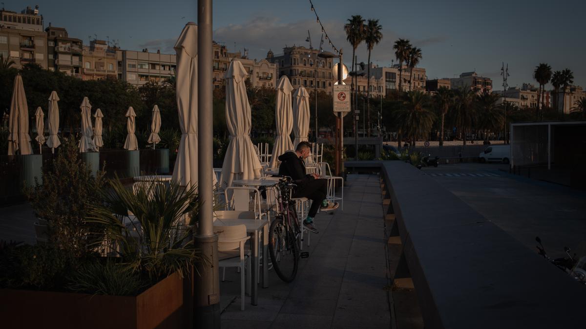 Un hombre en la terraza de un bar en Barcelona.