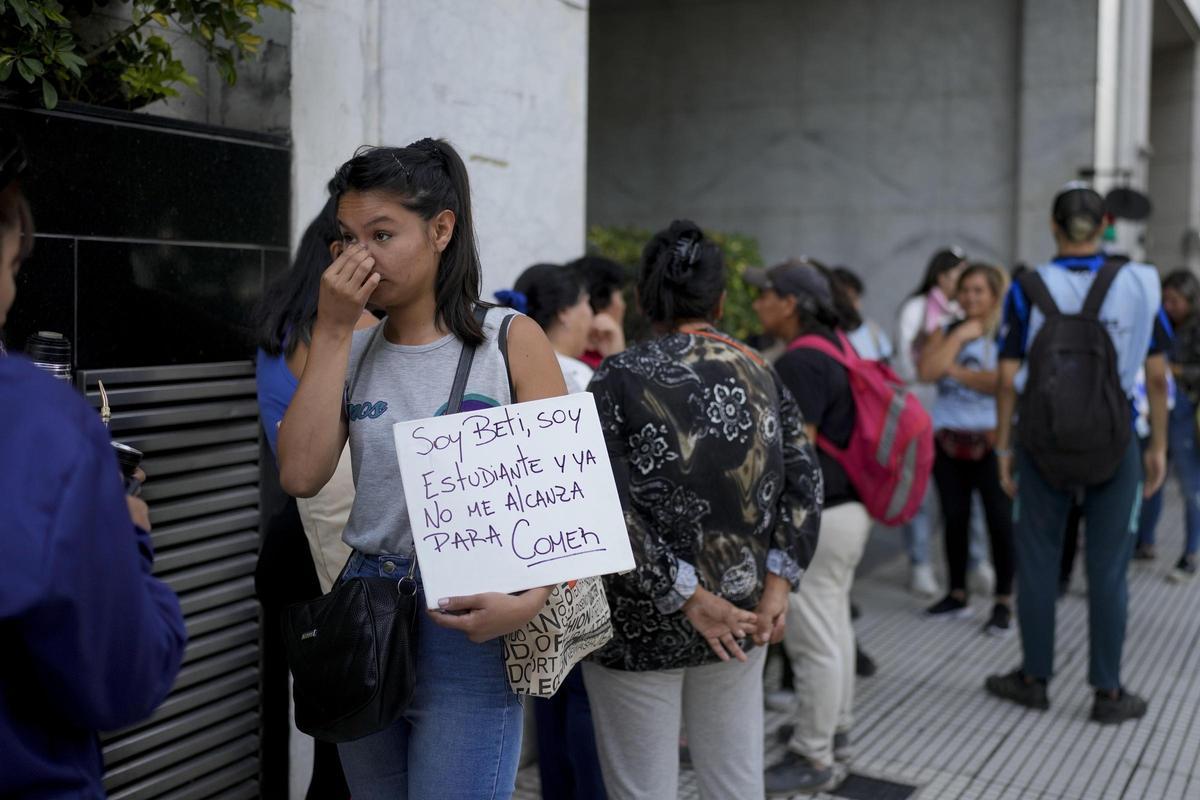 Cola frente al Ministerio de Capital Humano, este lunes en Buenos Aires, tras la llamada de la ministra Sandra Pettovello.