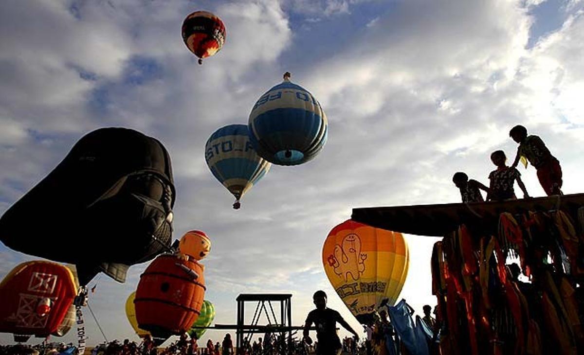 Globus d’aire calent inicien el seu vol a Clarkfield, província de Pampanga, al nord de Manila (Filipines). L’edició XVI del Festival de Globus d’Aire Calent es va iniciar amb 27 equips participants, com a part dels esforços per promocionar el turisme i els esports d’aviació a Filipines.