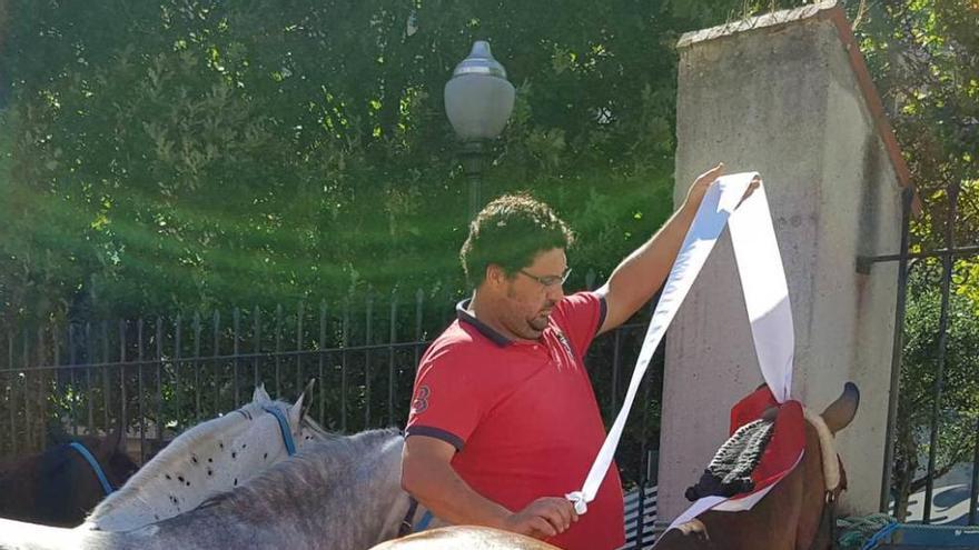 José Muñoz trenza la crin de uno de los caballos de Andy Cartagena que ayer llenaron El Bibio.