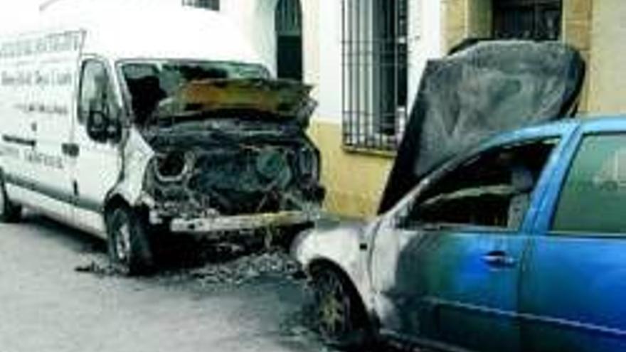 Arden dos vehículos durante la madrugada en la calle Santa Fe