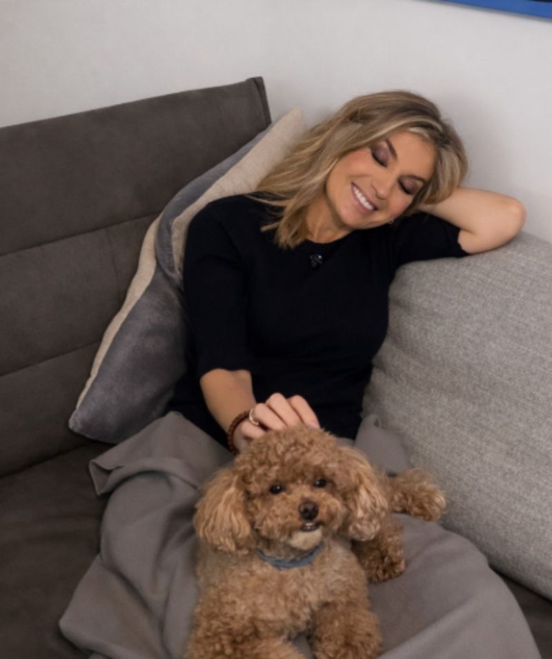 Sandra Golpe vive con su hijo y su perrita Nina