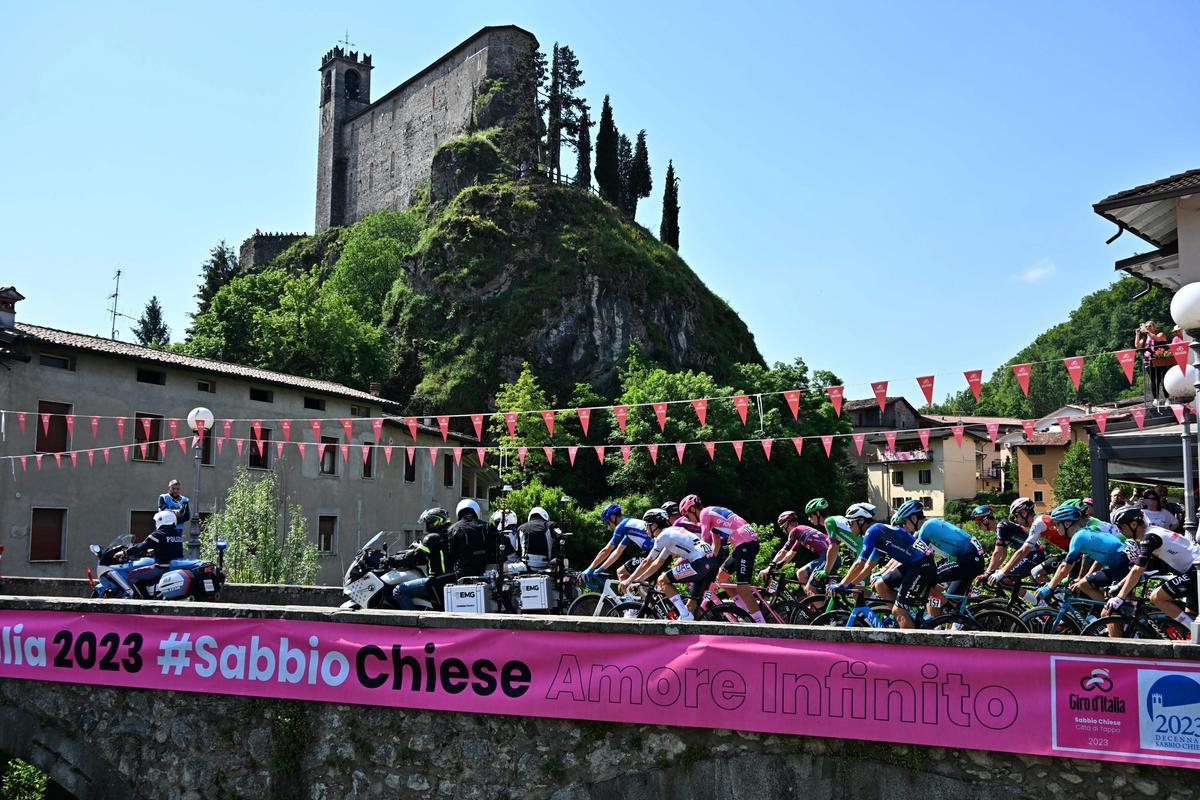 Sabbio Chiese (Italy), 23/05/2023.- The pack of riders at the depature of the 16th stage of the 2023 Giro d’Italia cycling race over 203 km from Sabbio Chiese to Monte Bondone, Italy, 23 May 2023. (Ciclismo, Italia) EFE/EPA/LUCA ZENNARO