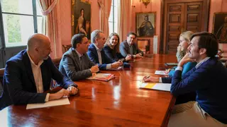El pacto de Sanz y Vox: apoyar a antiabortistas y menos ayudas a inmigrantes a cambio de los presupuestos