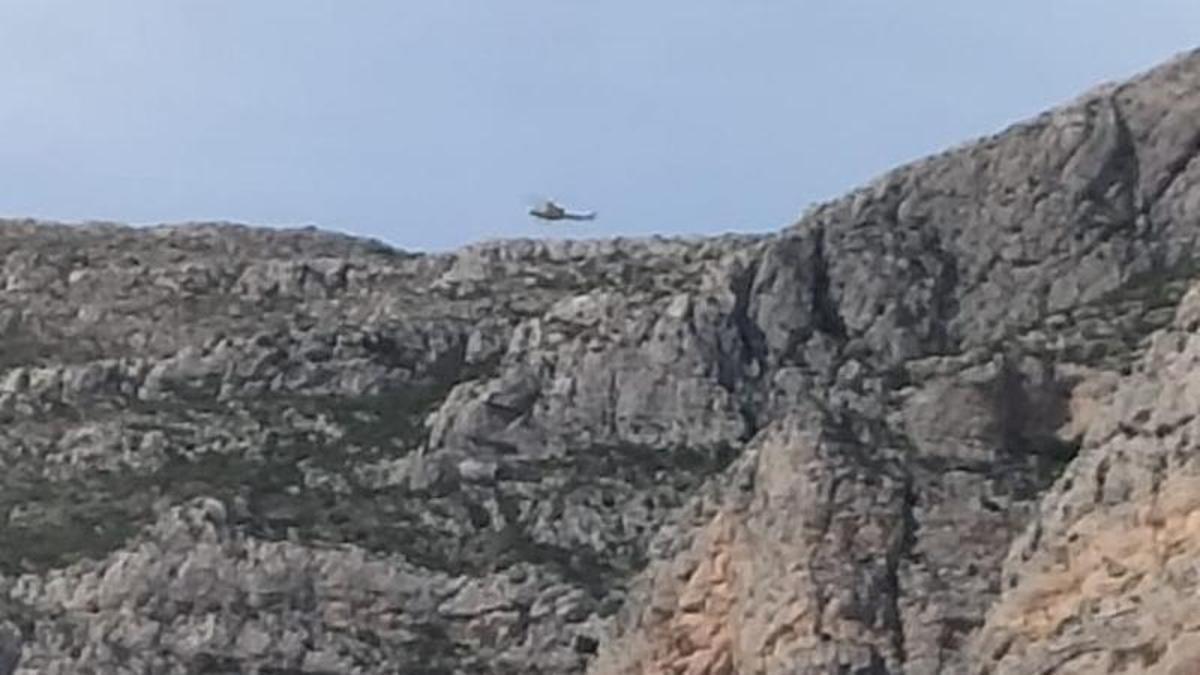El helicóptero de rescate sobrevuela el Montgó