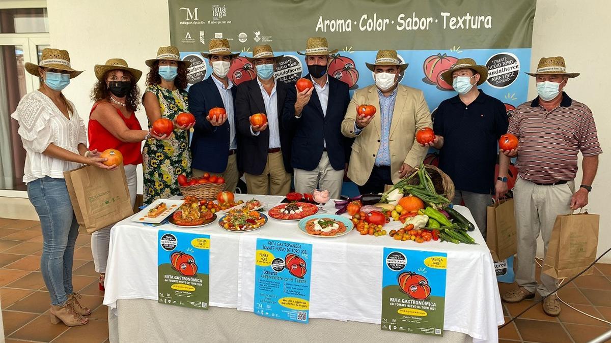 Foto de familia de la presentación de la Ruta y el Mercado Sabor a Málaga Tomate Huevo de Toro.