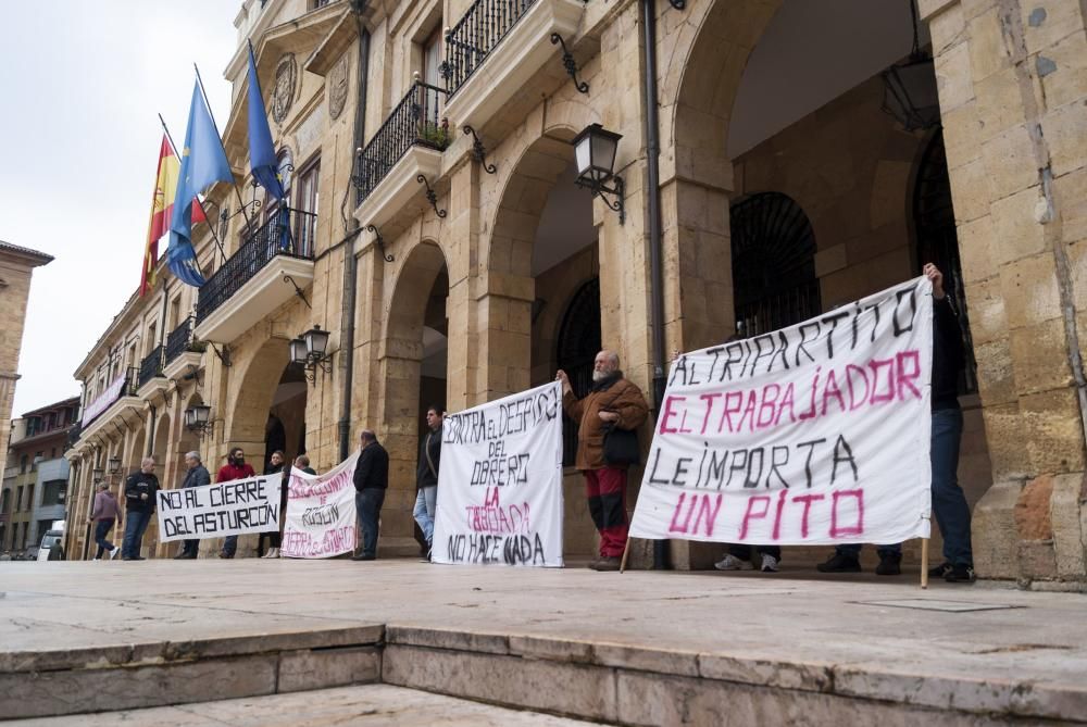 Manifestación de los trabajadores de El Asturcón contra en tripartito