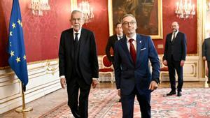 El president austríac Alexander van der Bellen (esquerra) amb l’ultra Herbert Kickl, ahir. |  JOE KLAMAR / AFP