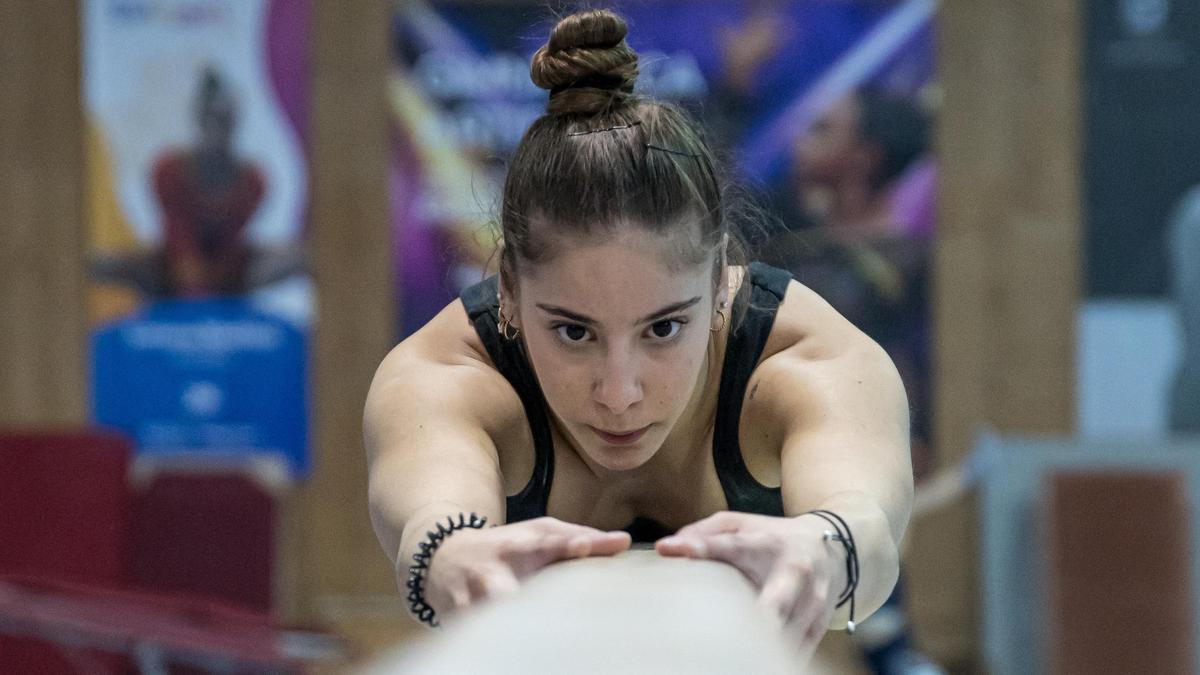 Lorena Medina, en un exercici a la barra d’equilibris