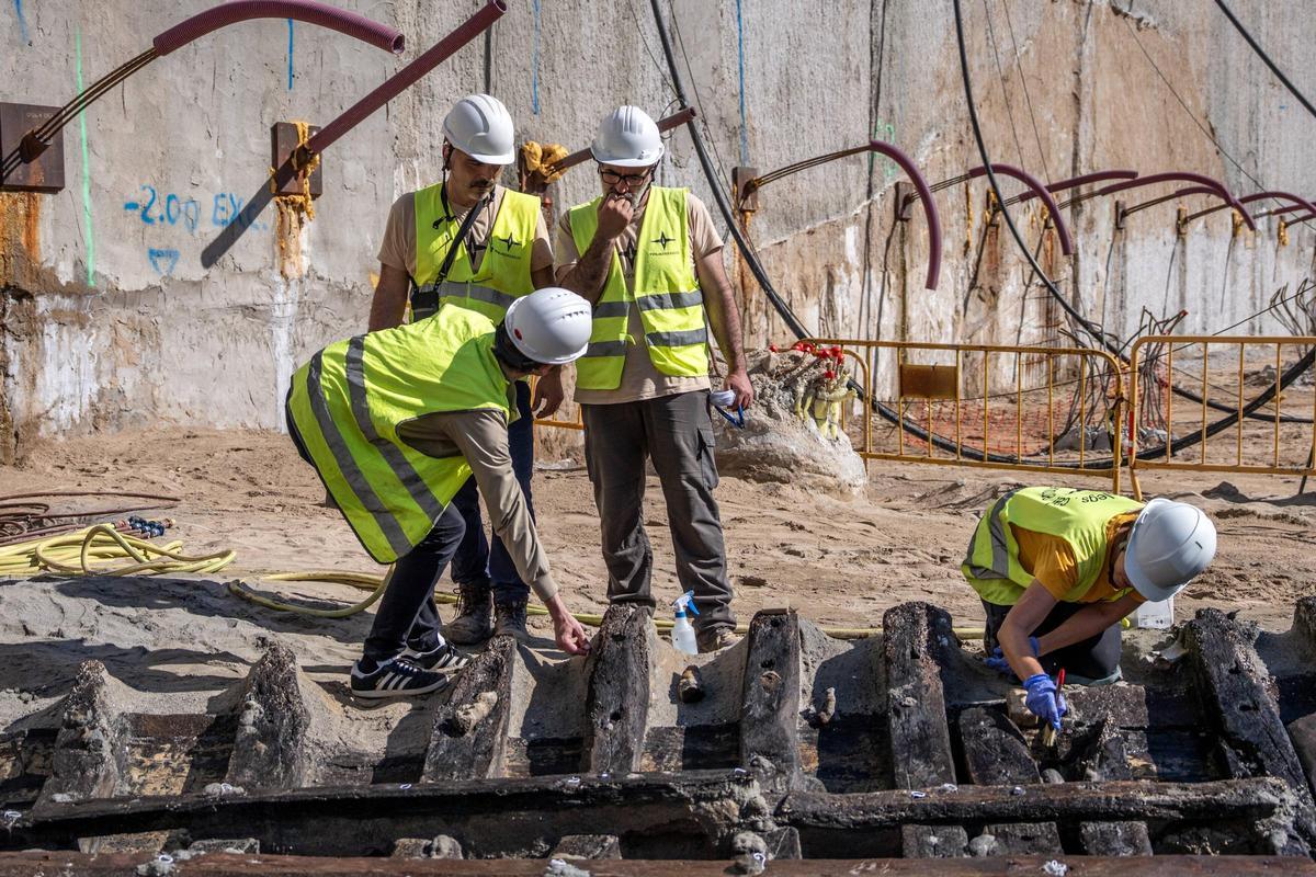 Un barco del siglo XV emerge entre las obras de la Ciutadella del Coneixement en Barcelona