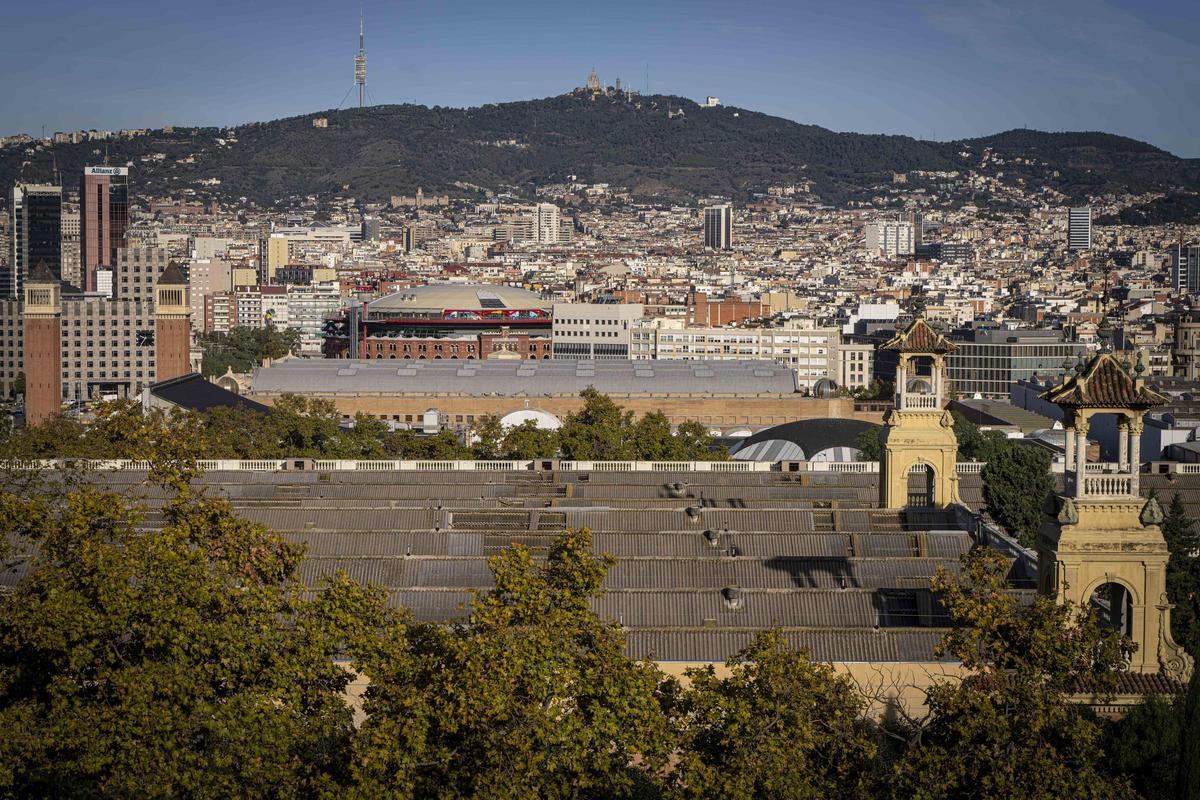 Techos de fibrocemento, que contienen amianto, en el palacio Alfons XIII, en la Fira de Barcelona.