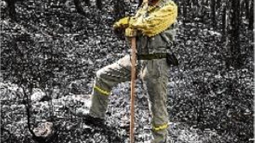 Un operari treballant en la zona d&#039;un dels incendis de Guadalajara