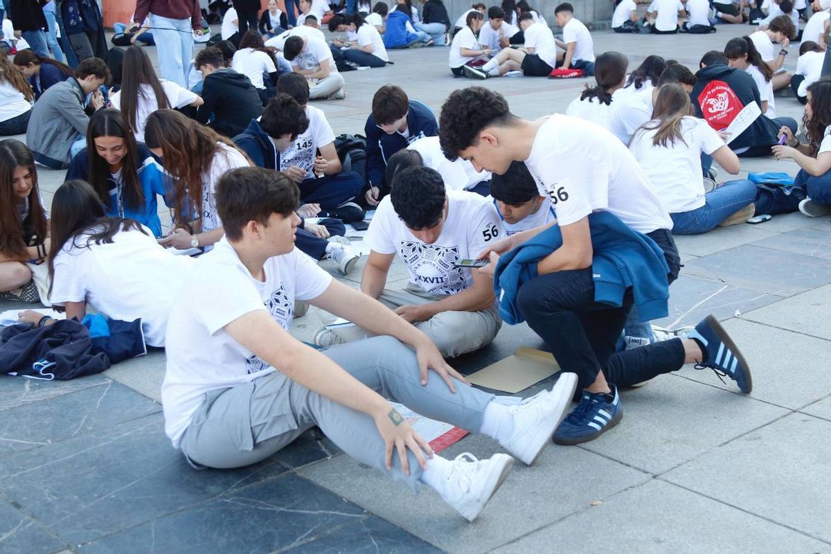 Participantes descifrando una de las pruebas de la yincana.