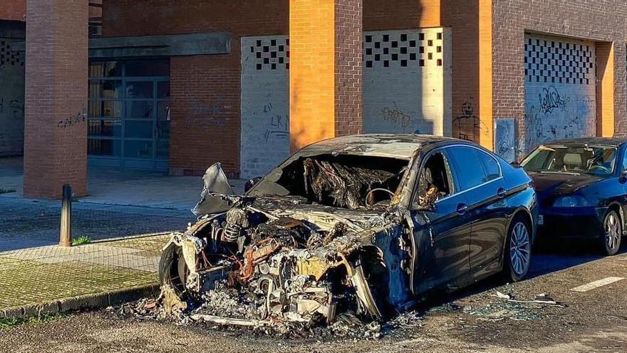 Un coche aparece calcinado en la barriada Mejostilla de Cáceres