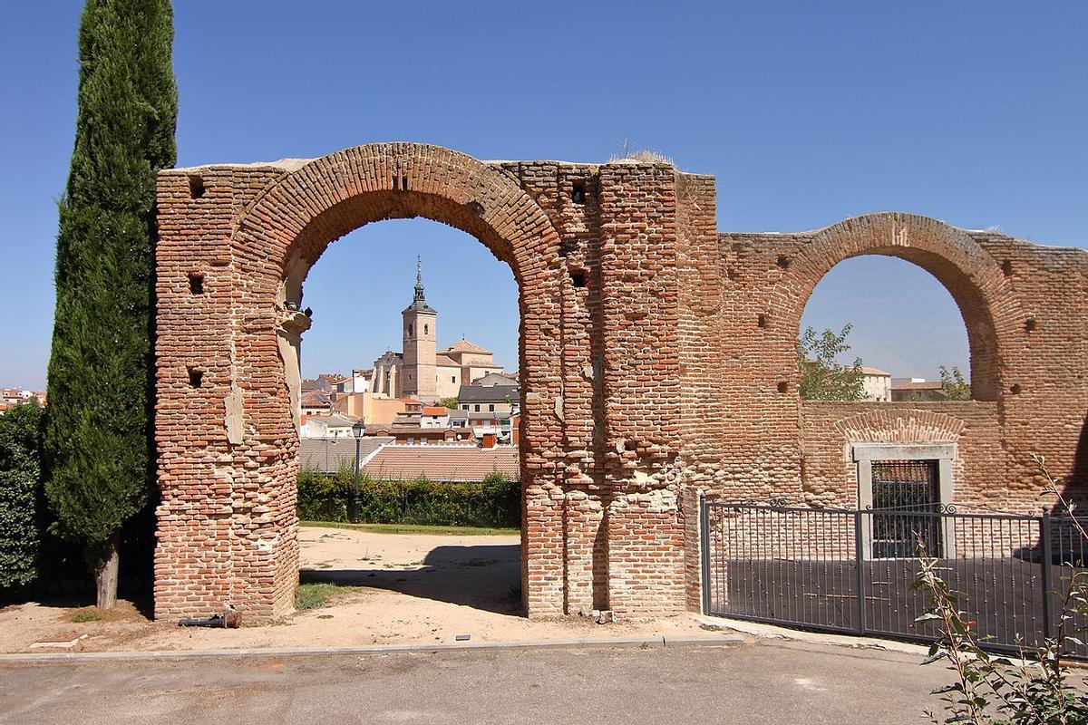 Las ruinas de la iglesia de San Andrés con la iglesia nueva al fondo