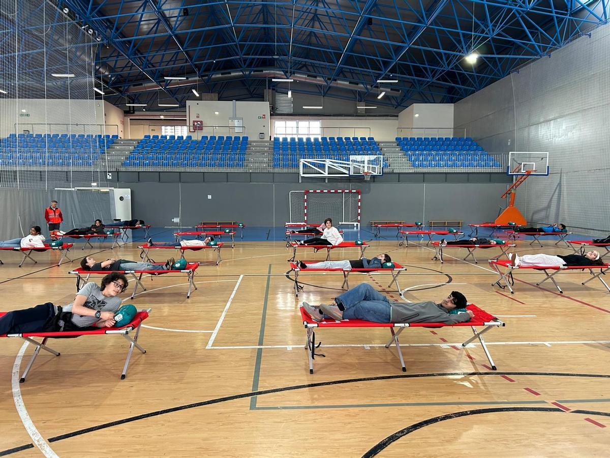 EN IMÁGENES: Simulacro de instalación de un albergue de emergencias con jóvenes de Pola de Siero
