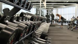 Mancuernas en un gimnasio