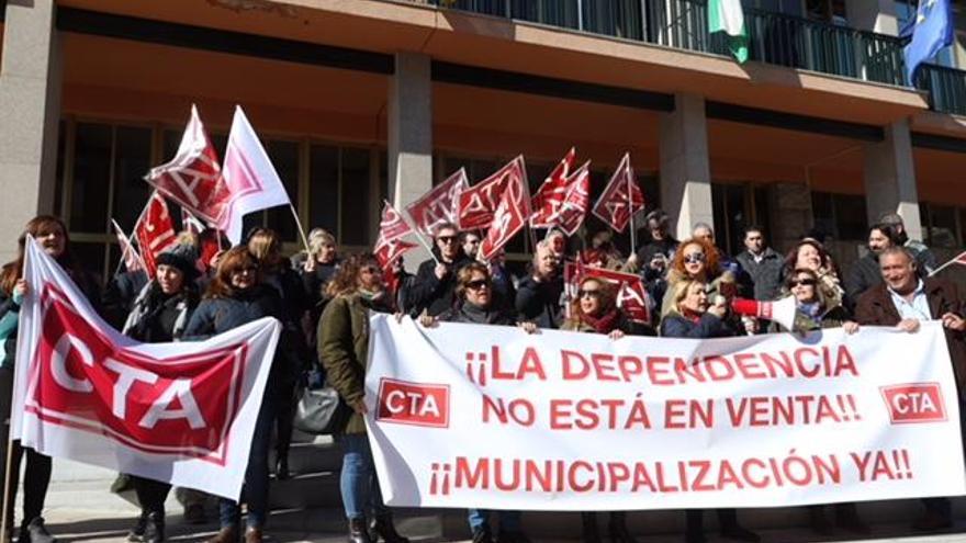 Las trabajadoras de ayuda a domicilio presentan un contrainforme que justifica su subrogación