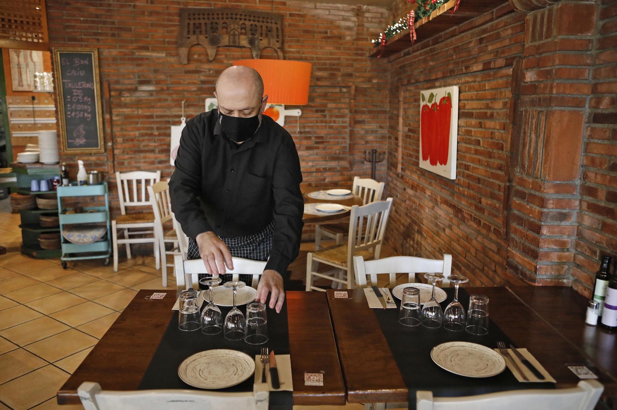 Entra en vigor el passaport covid a bars i restaurants: «És una pèrdua de temps»