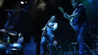 Muchos "Secretos" para vibrar en Poniente: la veterana banda anima la primera noche de Semana Grande