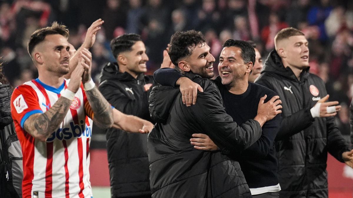 Míchel se abraza a Iván Martín, autor del 4-3 decisivo que le dio el triunfo al Girona en Montilivi sobre el Atlético.