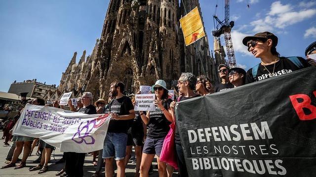 Treballadors de les biblioteques de Barcelona protesten davant la Sagrada Família per reclamar millores en les seves condicions laborals.