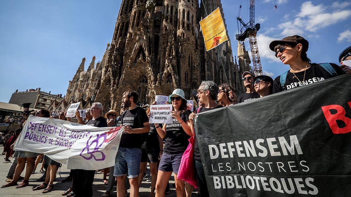 Trabajadores de las bibliotecas de Barcelona protestan frente a la Sagrada Família para reclamar mejoras en sus condiciones laborales.