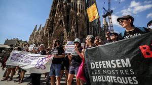 Trabajadores de las bibliotecas de Barcelona protestan frente a la Sagrada Família para reclamar mejoras en sus condiciones laborales.