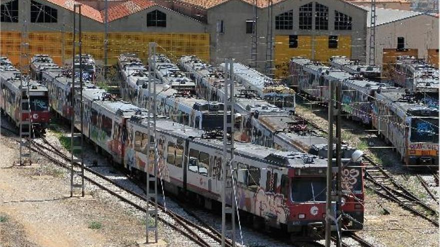 Las 37 unidades de tren articuladas (UTA) aparcadas en la playa de vías de los antiguos talleres de FGV en Torrent, en una imagen captada ayer.