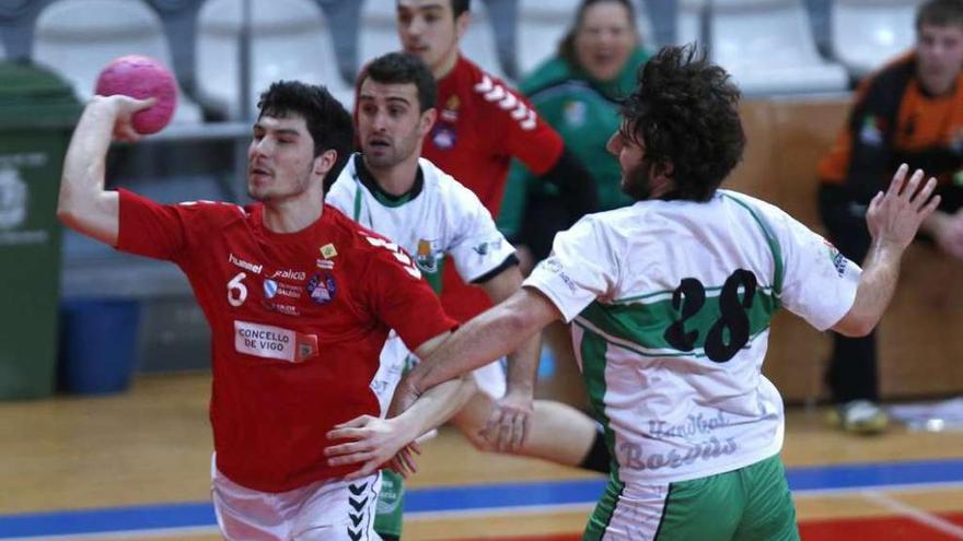 Borja Méndez, con la pelota, durante un partido del Octavio de este curso en As Travesas. // R. Grobas