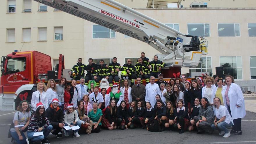Papá Noel llena de ilusión a los niños y niñas del Hospital de Alicante