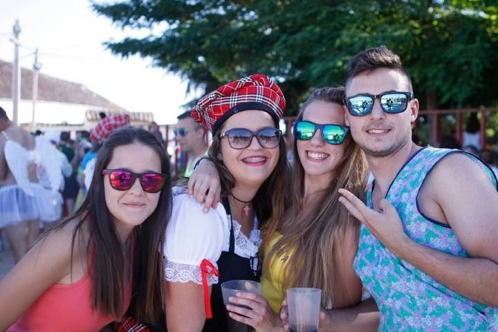 Desfile de peñas en Fuentesaúco