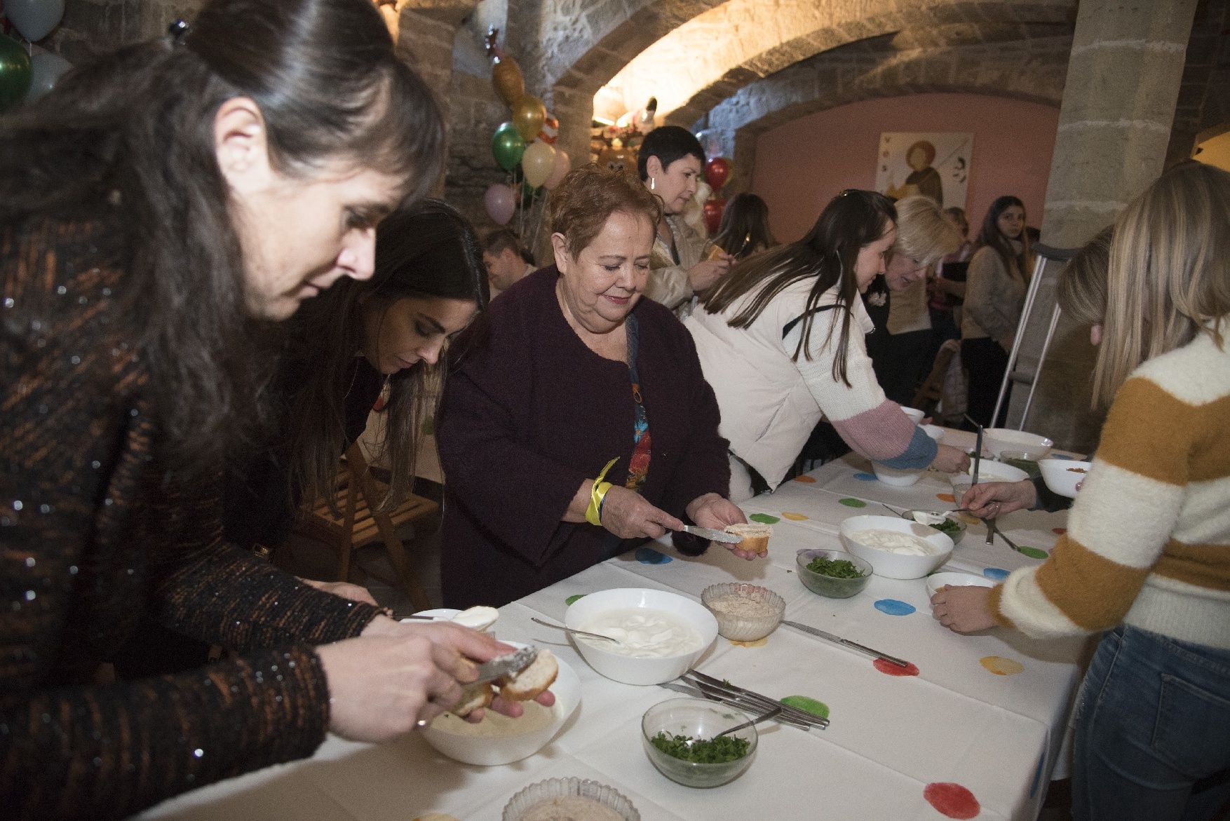 Les imatges de la celebració de centenars d'ucraïnesos al convent de Santa Clara