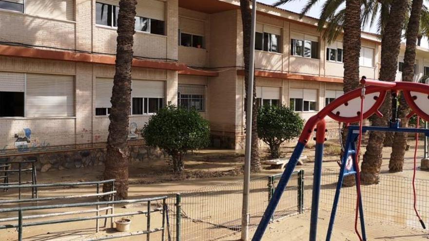 Instalaciones del colegio Antonio Sequeros de Orihuela embarradas tras el paso de la gota fría.